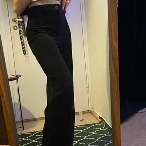 Svarta kostymbyxor  - Svarta raka kostymbyxor från Pull&Bear som är otroligt fina som går att variera stilen på. Säljer vidare eftersom de är för stora på mig. Inga defekter på byxorna - har haft dem i 2 månader. Jag är 160 cm och de är lite långa på mig. Priset är exkl. frakt