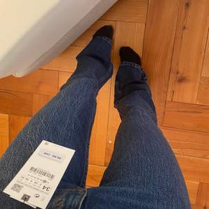 High waisted bootcut jeans från Zara i storlek 34. Använd bara på den här bilden. 