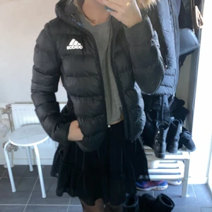  Adidas jacka  -  Jättefint skick använd några gånger den har inte kommit till användning storlek xs  men passar även S.