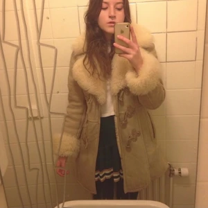 70’s jacka - Säljer min finaste 70’s jacka, som jag tyvärr inte använder längre. Den är varm och är gjord av fårpäls och mocka, köpt på en second hand för några år sedan. Men den är fortfarande fin och värd att bli använd! Skulle uppskatta storleken på jackan xs-m beroende på hur en vill att den ska sitta och om en vill ha en tjock tröja under eller inte.                     Mått: Midja- (när jackan är stängd) 43 cm  Längd - 82 cm Armlängd - 57 cm. Frakten kostar 122kr (den den är lite tung) 