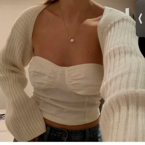 Kofta - Säljer denna trendiga hm koftan som är slutsåld. Aldrig använd :) Buda (lånad bild) 