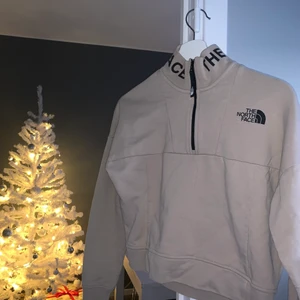 The north face tröja - Säljer min the north face tröja som jag själv sytt upp så att den ska vara lite mer ”magtröja” 🥰 Sitter jätte fint men använder tyvärr inte så ofta. Köparen står för frakt❣️