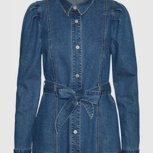 Vero Moda  - Helt ny känning som jag aldrig har använt. Prislappen finns kvar tyvärr inget kvitto. Klänningen är i storlek XS. Ord pris 500kr