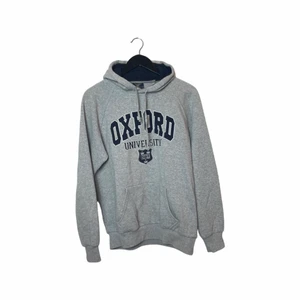 College hoodie - En vintage hoodie från Oxford University!  En vardagslook Huva med dragsko Munkficka Logotryck på bröstet Ribbade detaljer Regular fit/normal passform Storlek M  Skick 2,5/5