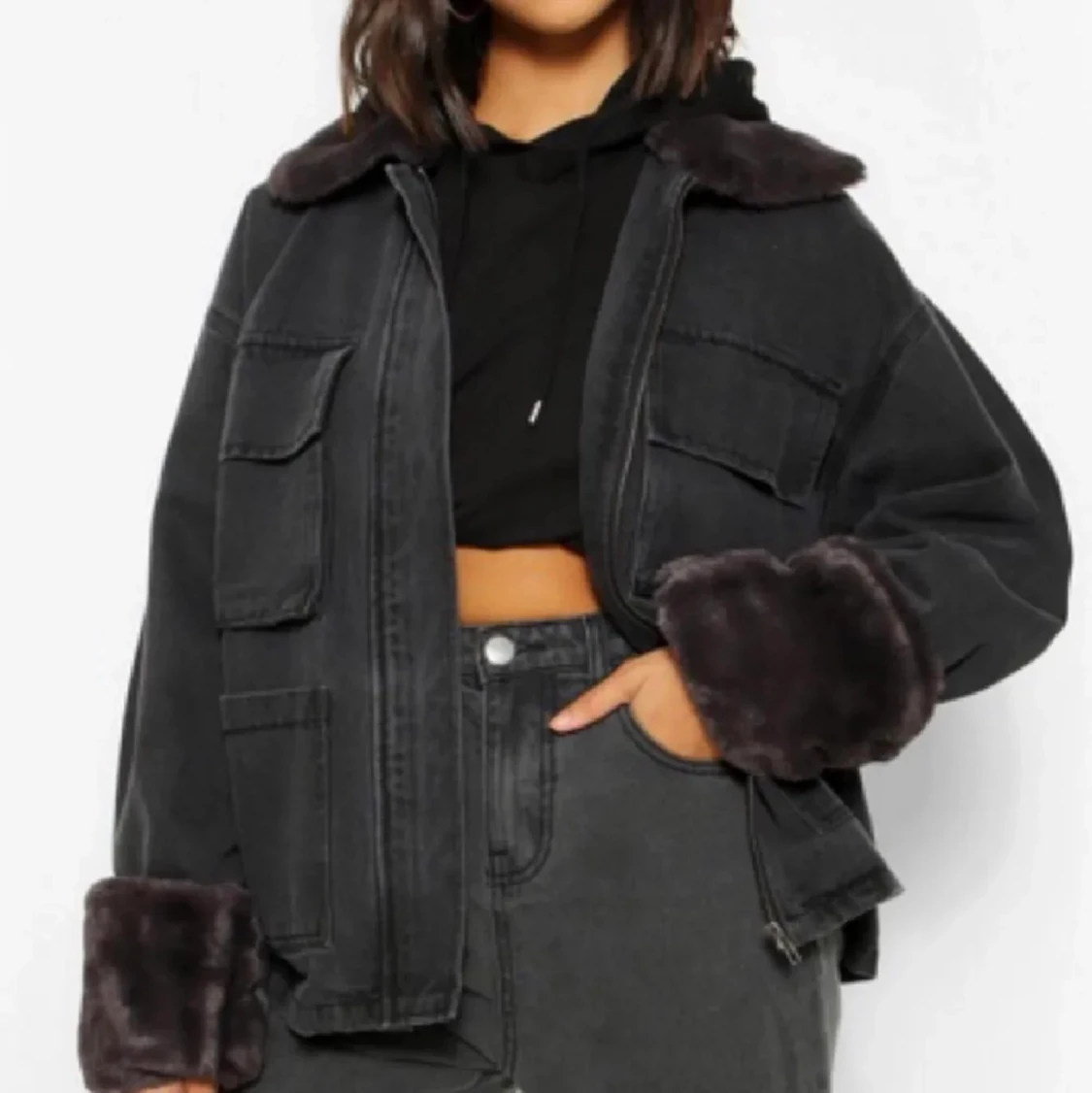 Svart jeansjacka med päls - 90