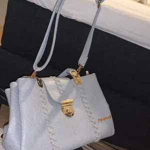 Smutsblå vintage väska - Väldigt snygg väska, går att lossa bort axelremmen. 4 stora fack i väskan, väldigt fin.