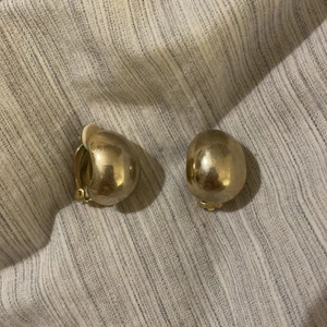 Örhängen  - Säljer dessa fina örhängen som har en klämma istället för nål, som jag fick av min farmor. Hyfsat använt skick men det är inget som man tänker på. Köparen står för frakten💕💕