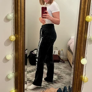 Abercrombie & fitch mjukisar - SUPERFINA mörkblåa abercrombie and fitch mjukisar i storlek xs! De passar även en s skulle jag säga då de är stretchiga och sköna. Inte så använda då jag använder mer pyjamas än mjukismaterial! Köpta i usa för ca 600kr! Säljs inte längre ❤️