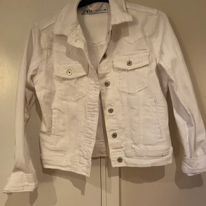Off white zara jeans jacka  - Snygg jenas kaka som sitter lite oversized på mig som har xs-xxs (storlek m men motsvarar en s-m). Använd enstaka gånger och i väldigt fint skick. (INGA FLÄCKAR) 