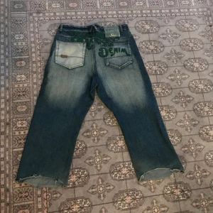 Baggy akademiks jeans - Schyssta akademiks jeans! De har några slitningar som syns på bilden hör av er för att se hur de sitter på. De är i stl 36 men sitter riktigt bra med skärp!