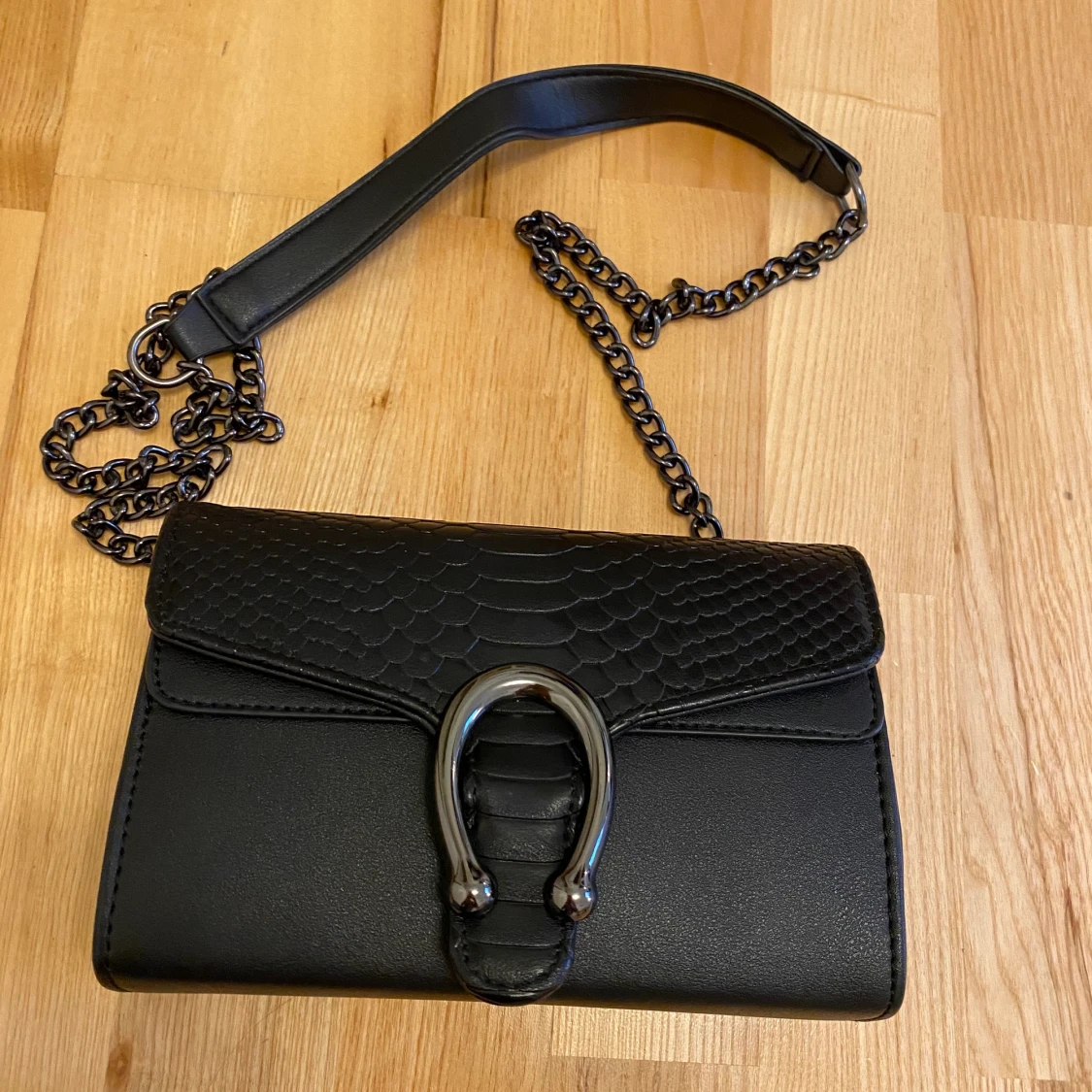 Fin svart väska av okänt märke  - 90