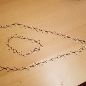 Hjärta formiga halsband + armband  - Hjärta formiga halsband + armband.  Halsband är 80cm omkretsen och armband ca 19-20cm . Silver liknade. Jag vet inte om  det är äkta. Annas mycket fint skick.  150kr ink frakt. 