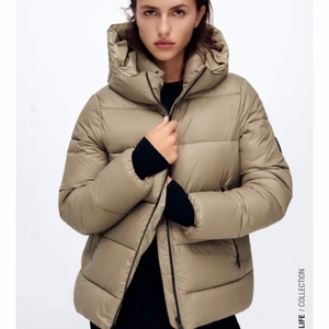 Täckjacka - Säljer denna super fina helt oanvända endast testad täckjacka från zara! Prislappen sitter kvar, säljer för den är för liten för mig💕pris kan diskuteras, köparen står för frakt! 