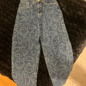 Pull&Bear Smiley Jeans INTRESSEKOLL - INTRESSEKOLL! Är någon intresserad av mina smiley-jeans? De är från pill & bear i storlek 34, köpta över ett år sedan! Inga defekter men använda, ser ut som på bilderna