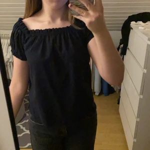 Söt blå blus - Blå blus från vero moda. Topp skick. Använd 2 gånger. Man kan ha den på olika sätt som ni ser på bilderna. Köparen står för frakten som är 66kr💗