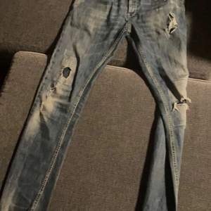 Ett par väldigt snygga dondup jeans med färgen blå, har några hål i sig för design hoppas ni gillar dom. I storlek 29