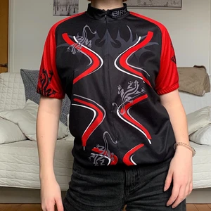 Cykeltröja - Säljer denna supercoola cykeltröja i storlek L❤️🖤