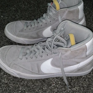 Blazers Skor - Feta blazers, köpt i sthlm, anvönd max 10k ggr, vra skick inge hål eller så kandke nått svart märke på den vita sulan.