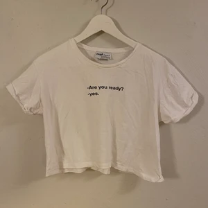 Vit croptop med text - Cool croptop med text. Knappt använt, perfekt skick. 100% bomull 