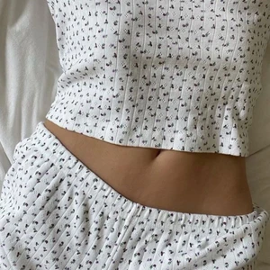 Brandy Melville set - Det jätte gulliga brandy Melville settet! I nyskick och super fin, säljer för att jag inte känner en sån användning av den! Helt slutsåld på hemsidan❤️