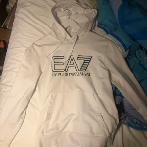 Armani Tröja - Tröjan är i ny skick har ba använt den få gånger 