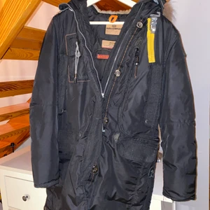Parajumper jacka Kodiak svart dam  - Hej, jag säljer nu min superfina parajumper jacka som hade behövt ett nytt hem. Jag använder tyvärr inte den längre så den hänger bara här hemma och tar plats:( anledningen till att jag inte använder den är att jag köpte en ny för jag ville byta. Den är använd 1 och 1/2 säsong, väl bevarad, rökfritt och djurfritt hem. Har tyvärr inget kvitto men alla lappar finns kvar så ni kan se att den är äkta. Nypris runt 10 000kr. Det är okej att pruta men håll det rimligt tack. Oklart vad frakten kostar. 