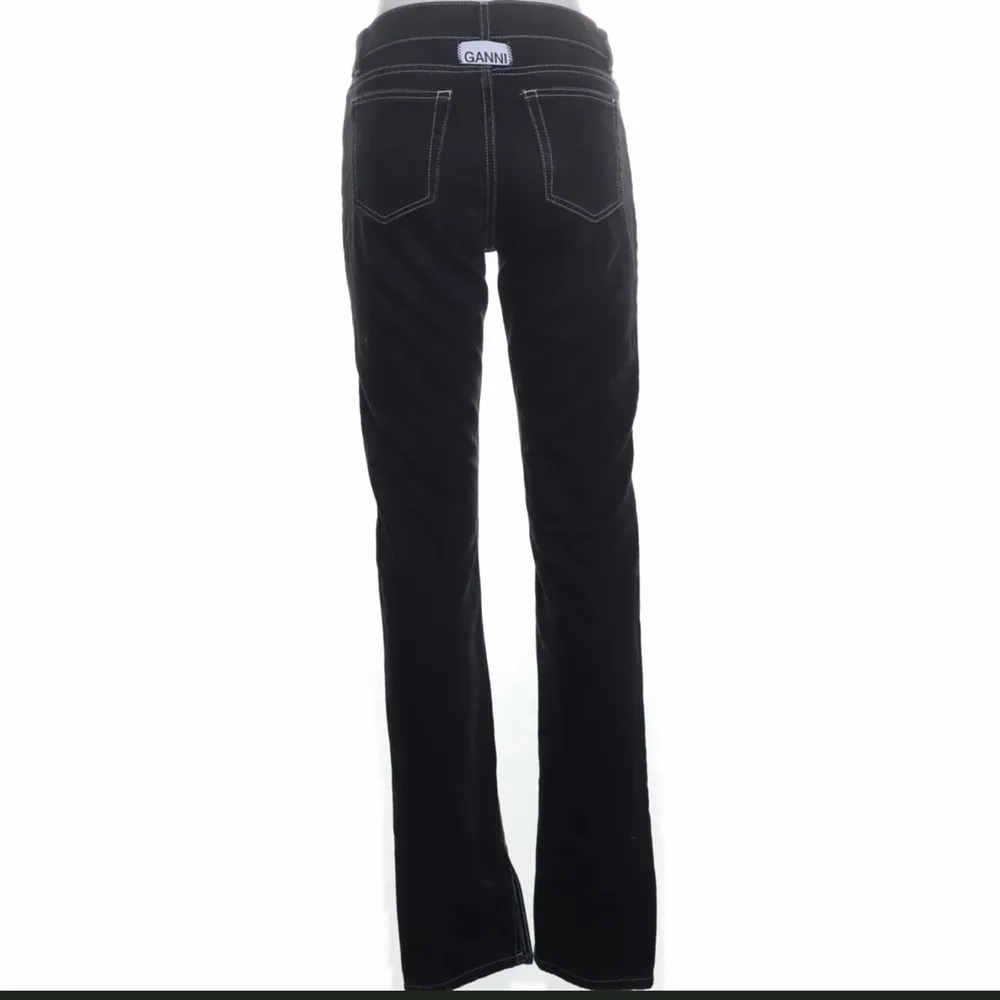 Säljer mina superfina jeans från Ganni! De har vita sömmar, en rak passform och slits nedtill Helt i nyskick i strl 26/34. Jeans & Byxor.