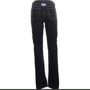 Säljer mina superfina jeans från Ganni! De har vita sömmar, en rak passform och slits nedtill Helt i nyskick i strl 26/34