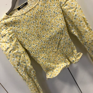 Topp - Jätte fin somrig tröja, i stl xs/s