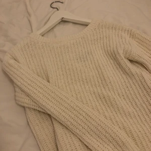 Vit stickad tröja - En tröja ifrån USA, använt sparsamt💕 plus frakt