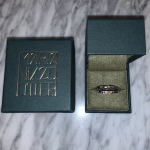 Maria Nilsdotter ring - ”Eternity Armour Ring” från Maria Nilsdotter, säljs inte i butik längre. Superbekväm ring i silver, dock inte putsad så om man önskar mer av en silvrig färg är det bara att putsa den :) Nypris: 1995 kr