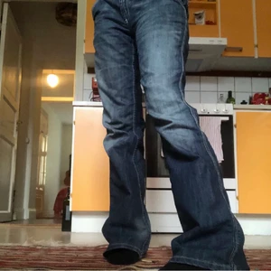 Lågmidjade jeans - Snygga lågmidjade jeans med coola fickor, rekommenderar för någon kortare än mig (171cm) då jeansen är väldigt slitna längst ner (skriv för bild) så det skulle behöva klippas av och passar därav kortare! Även insydda i midjan (se bild 2) men går att sprätta upp, skriv gärna för mått! Spårbar frakt 66kr🥰💖