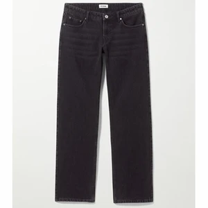 Arrow low  - Jeans från weekday ”Arrow”. Använda två gånger då de är lite för stora på mig. W30 L30. (Jag brukar ha 36 i zaras jeans)