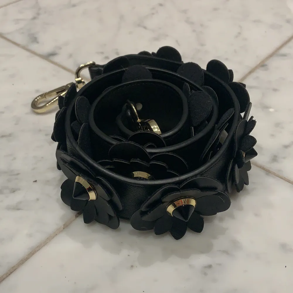 Säljer mitt coola väskband från Gabrielle BY P pga att det inte kommer till användning! ( i model ”black blossom”) Det är i väldigt bra skick och ser ut som ny!! Dustbag ingår!!!🖤köptes för 700 på deras hemsida! Hör av dig om du är intresserad!!!⭐️ väskbandet är slut i guld vad jag kan se!!(så svårt att få tag på) buda i DM⚡️köp direkt för 300!!💘. Accessoarer.