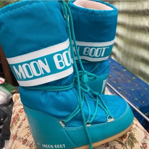 Moonboots - endast använda en vinter, säljer pga att jag vill köpa nya i en annan färg! köparen står för frakt. Jag kan absolut tänka mig att byta till en annan färg ifall ni tänkt sälja era. Vid en snabb, problemfri affär kan du få gratis frakt☺️