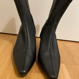 &Other Stories - Ett par svarta stövletter i kalvskinn. Säljer dessa då dom inte kommer till användning för att dom är för stora. Helt oanvända. Nypris 1450. 