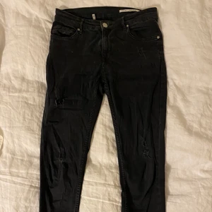 Svarta skinnyjeans - medium Rise, slim fit, ankle length. Lite hål vid knäna (som ska vara där) Använd men helt felfri