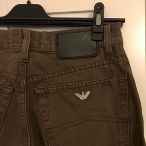 Bruna Armani Jeans  - Bruna lågmidjade jeans köpta secondhand. Några av mina favorit jeans men dom har tyvärr blivit för små! skulle gissa på att dom är storlek 36-38. Möts helst upp men kan även frakta, köparen står för frakten :) 