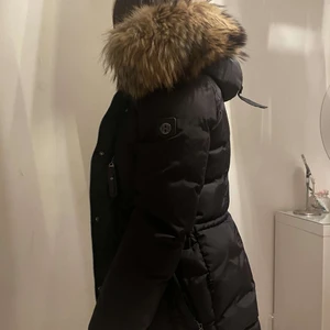 Hollies jacka - En vinterjacka från hollies med äkta päls från cenino, donna. Den är endast använd en halv vinter och den är i jättebra kvalite. Kan frakta den. Den är i storlek 34, går att spänna in och ut som man själv vill. Sminkfläckar finns inne i vänstra fickan men inget som syns. Ny pris: 4 499kr