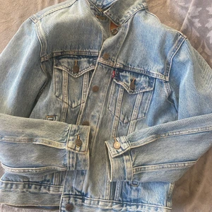 levis jeans jacka - en hur fin jeans jacka som helst från levis. Knappt använt men rasar i vikt så den är lite för stor🥲 super bra skick, så gott som ny. 