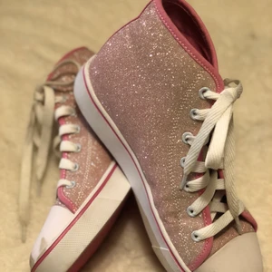 Sneakers Heelys - Nästan helt nya heelys som ser ut som sneakers✨ väldig fina men jag kan inte åka har försökt men har ingen balans. 💕 konstanta mig om du undrar över något eller är intresserad!❤️