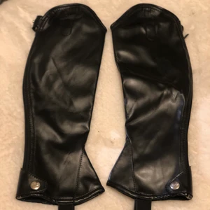 Helt nya chaps - Säljer mina helt nya läder chaps då de inte passar mig. De är från hööks och kostade ganska mycket i original. Kontakta mig om du är intresserad. 