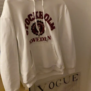 Vit/röd hoodie - Använd 3 gånger annars bra skick. Köparen står för frakten som är 66kr 