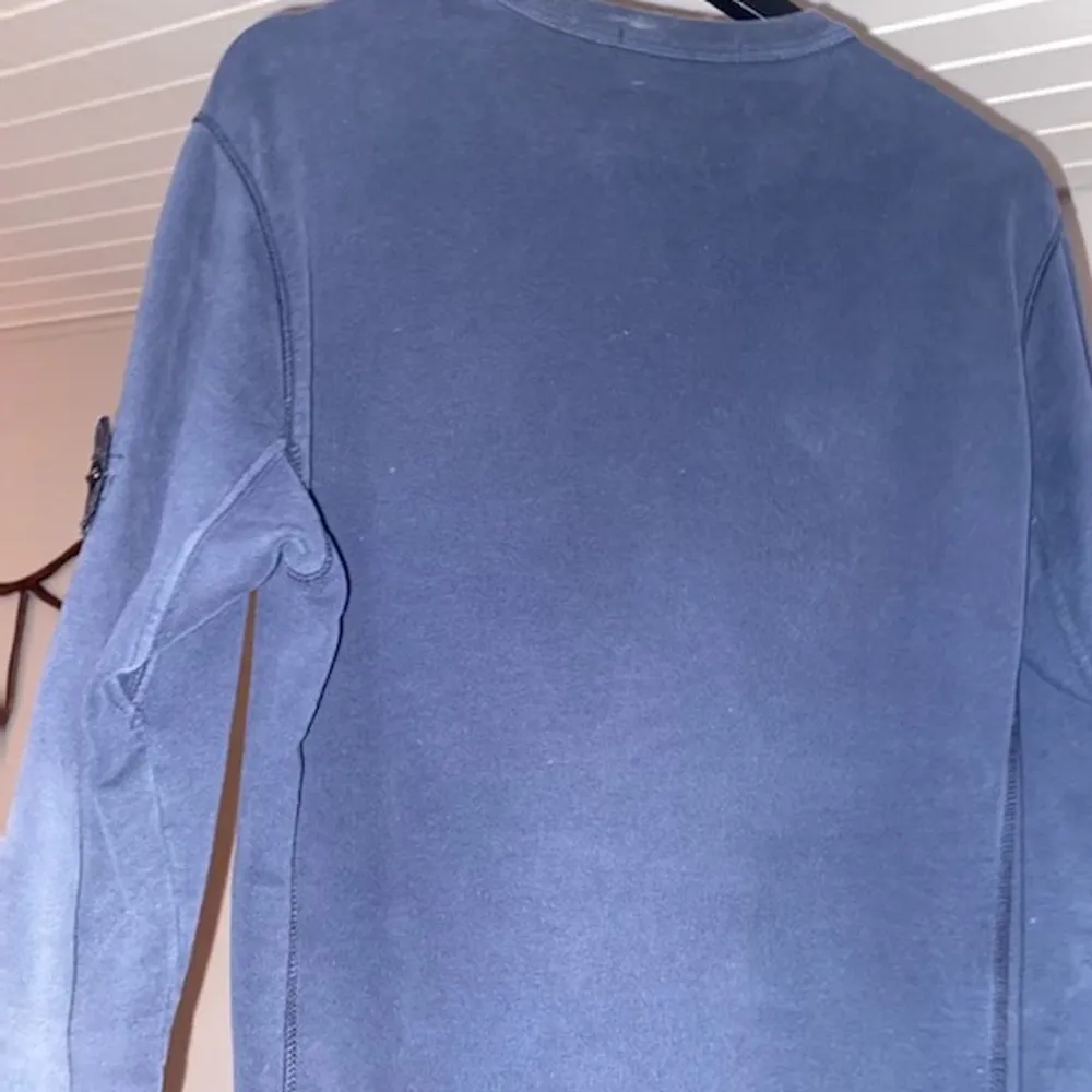 Stoneisland sweatshirt använd 4 gånger Inköpspris: 2000kr storlek S fint skick marinblå. Hoodies.