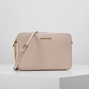 Michael kors jet set travel crossbody - Köpt för 3 år sedan men använd 2 ggr så är i nyskick! Jättefin väska men säljer pga att den aldrig kommit till användning!🥺 Inköpt för ca 1800 kr då! Köparen står för frakt!