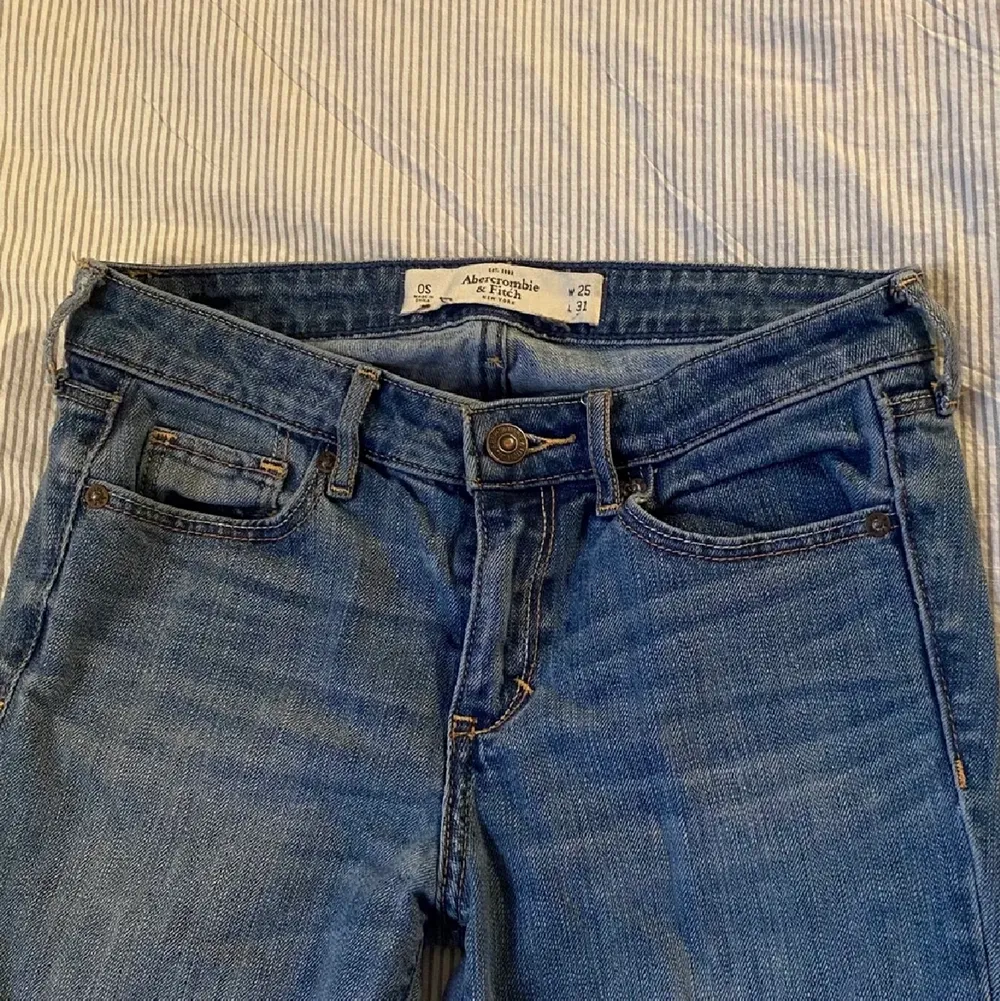 Fina trendiga jeans jag köpte från Plick som var lite för små för mig. Är hela och bra gick skick. Köparen står för frakt!🤍. Jeans & Byxor.