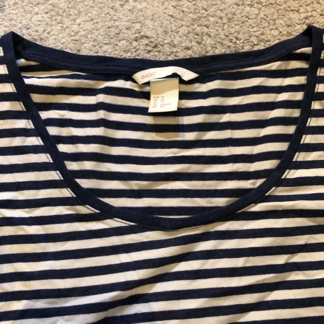 Svart-vit randig tisha - 90