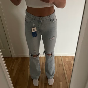 Snygga jeans i 90-tals stil - Svin snygga jeans från Bershka i strl.40. Köpte för ca 1 månad sen och är helt oanvända med prislapp kvar. Säljer pga att dom va för tajta för mig över låren och hann inte skicka tillbaka. Nypris 280