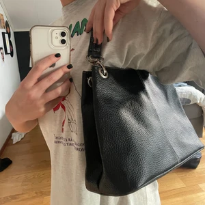 Vintage shoulder bag  - Skitsnygg och köpt vintage på humana! Har dock inte fått användning för den men den är i väldigt gott skick.❤️