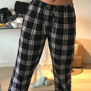 Pyjamasbyxor  - Mörkblå pyjamasbyxor från HM i strl S herr, slutsålda på hemsidan. Pris 170kr +frakt ❤️ (är ca 169 lång)